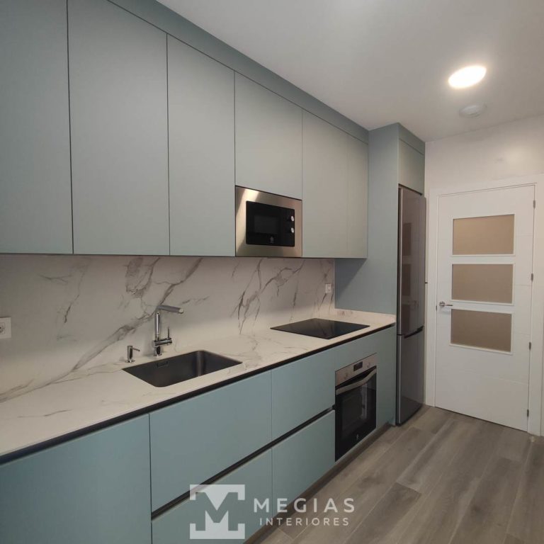 Cocina color agua marina mate y encimera Dekton Aura