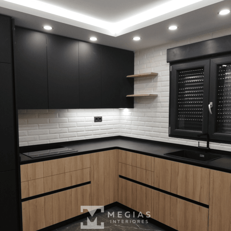 Cocina en forma L con madera y negro