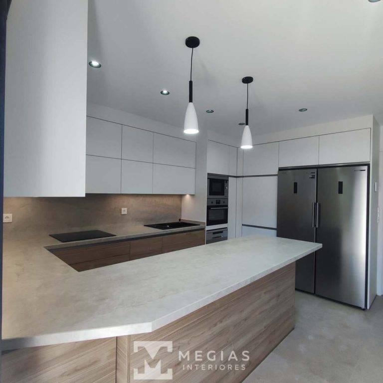 Cocina con peninsula en blanco y madera