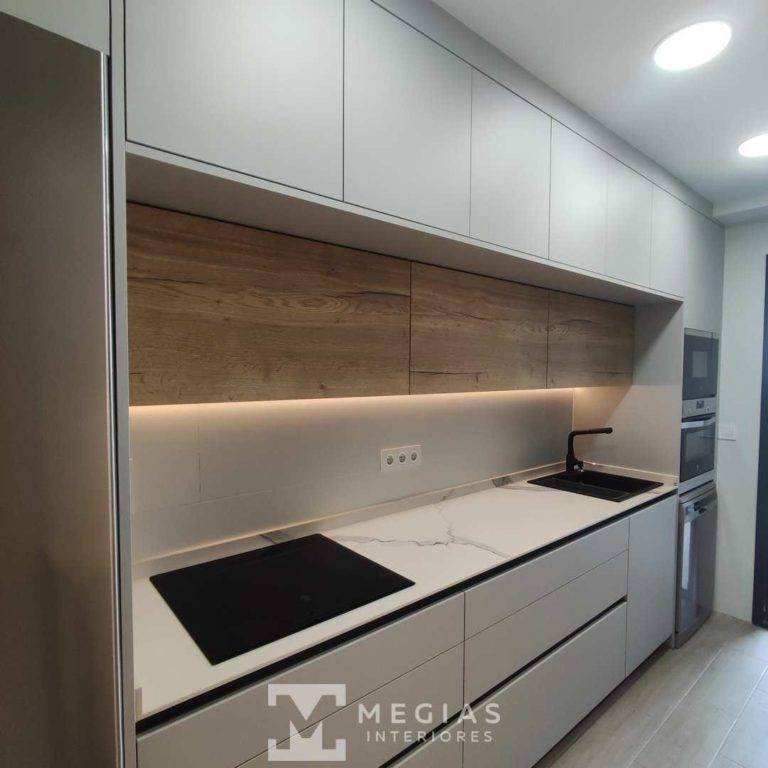 Cocina en puente gris y madera con barra