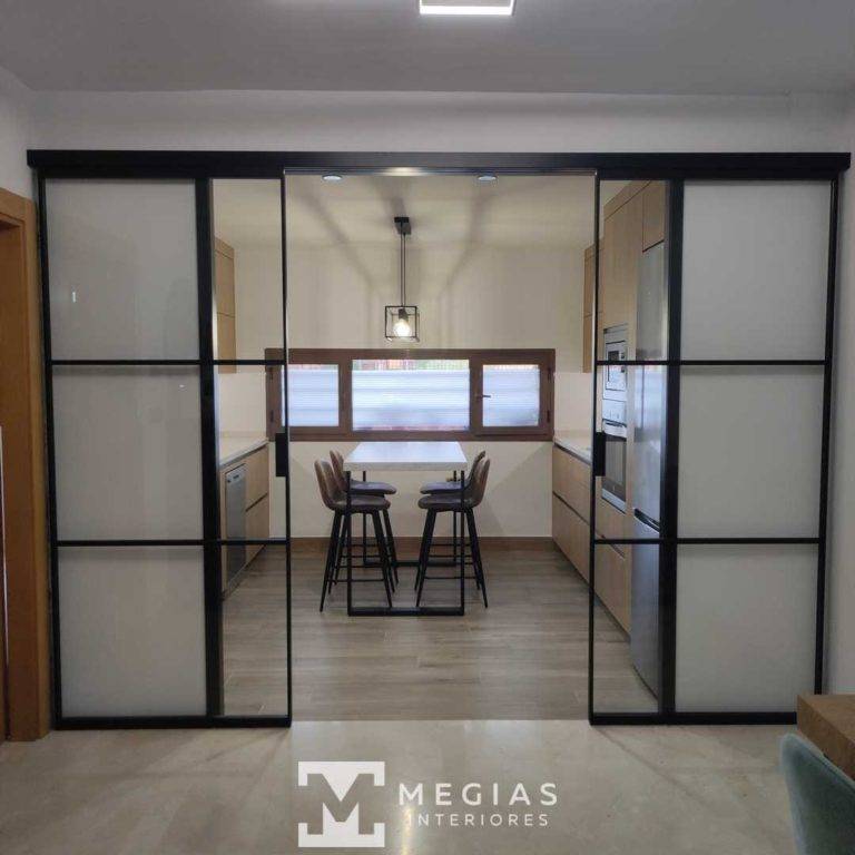 Cocina con puertas de cierre al salón