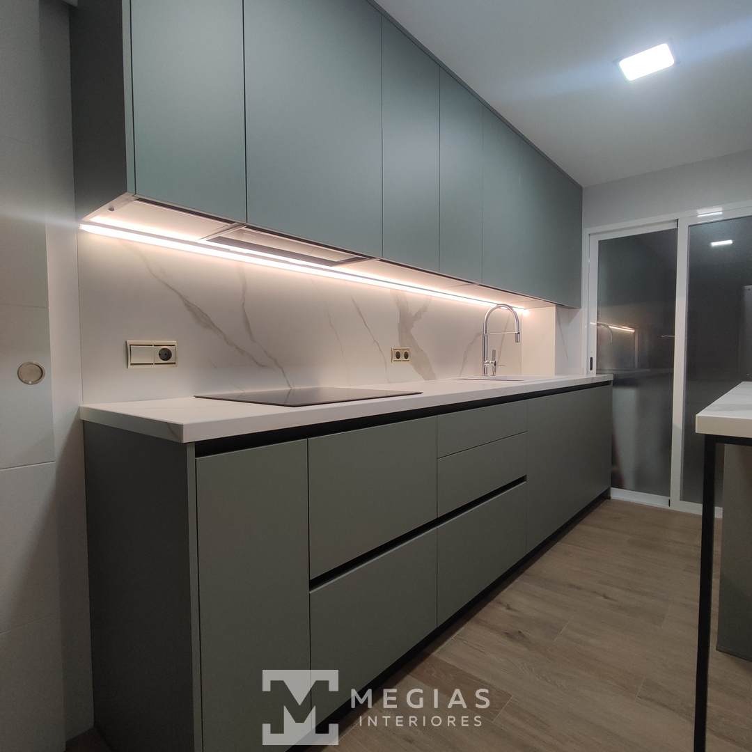 Cocina en color verde agabe con reforma