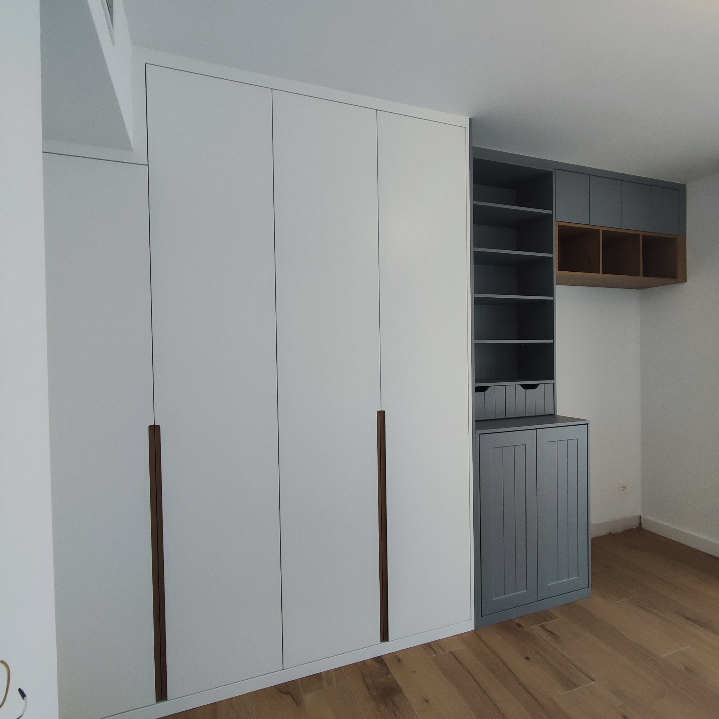 Armario y mueble estanteria en color blanco y gris claro