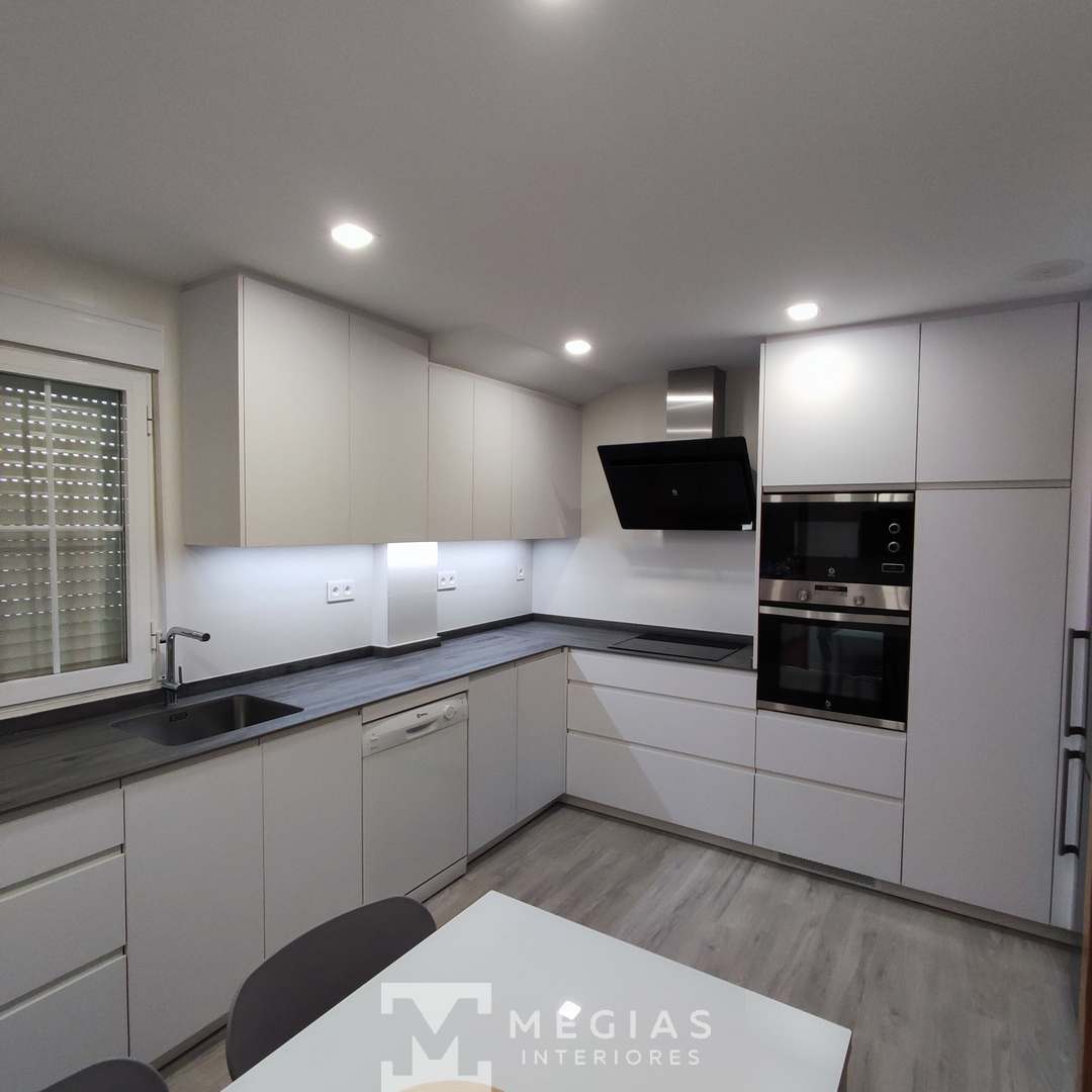Cocina con mesa comedor con reforma