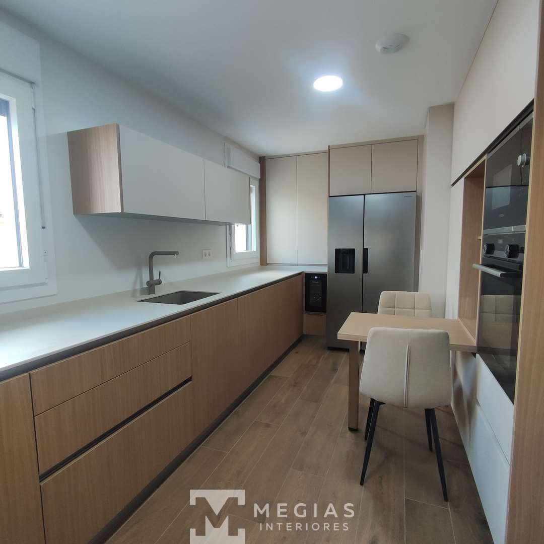 Cocina con mesa en color arena y madera