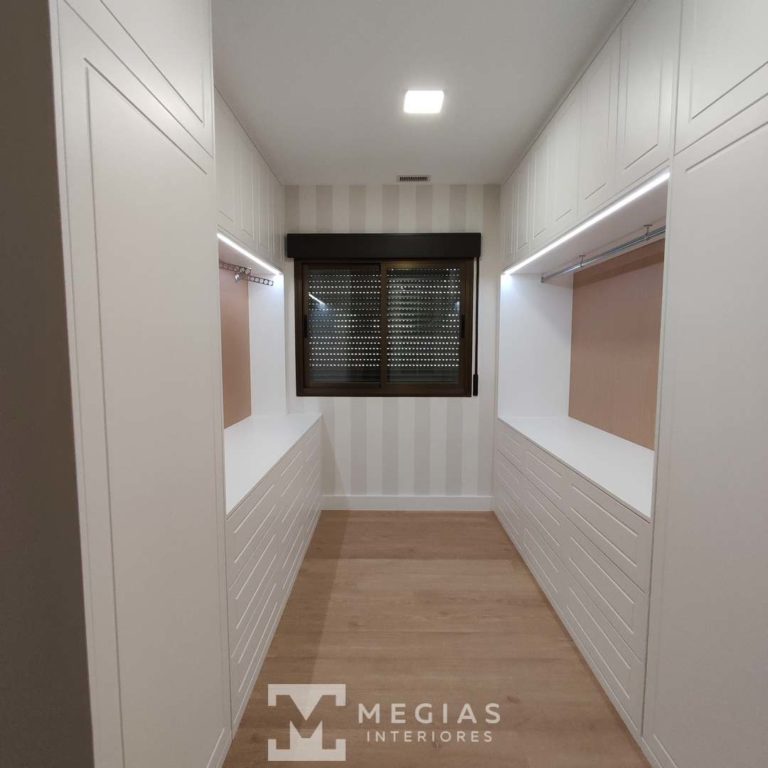 Vestidor con puertas modelo plana y armario corredera