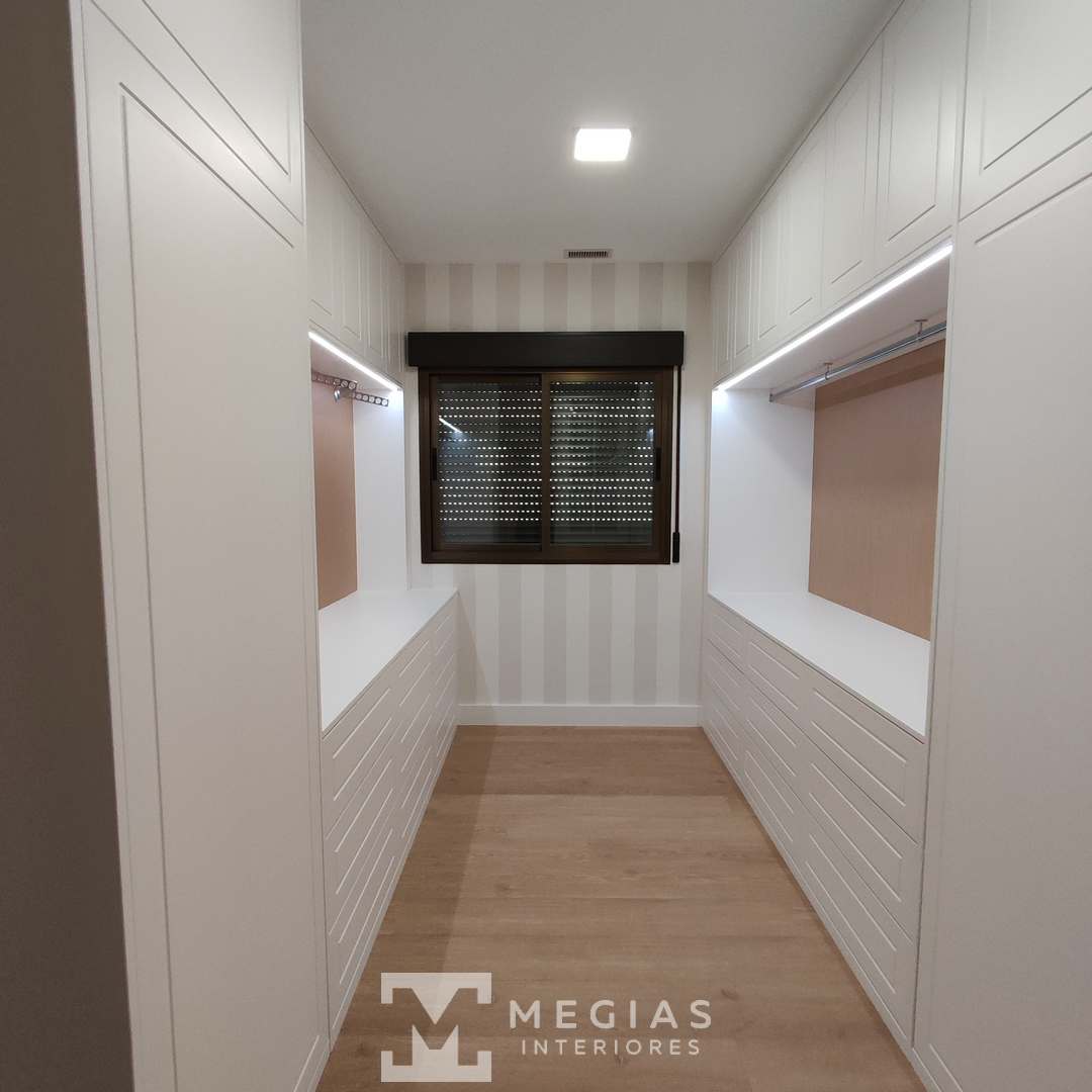 Vestidor con puertas modelo plana y armario corredera