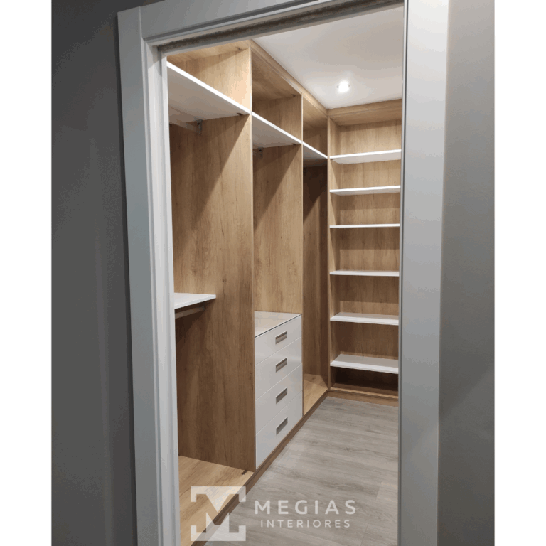 Vestidor en habitacion color blanco y roble
