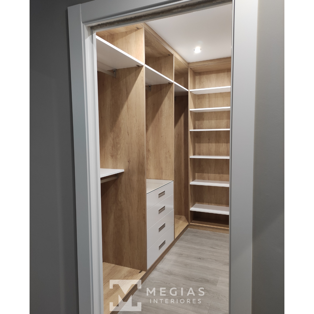Vestidor en habitacion color blanco y roble