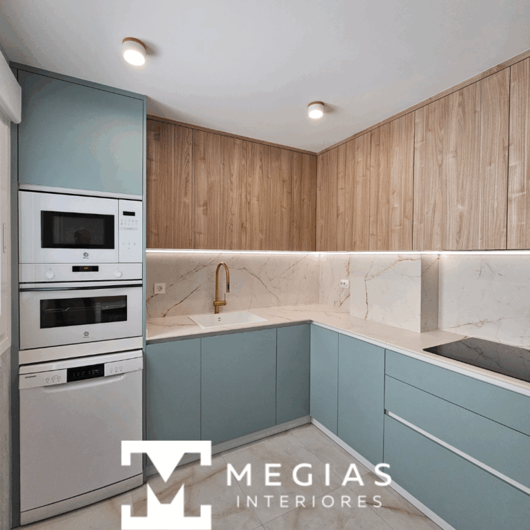 Cocina en color agua marina y madera con reforma