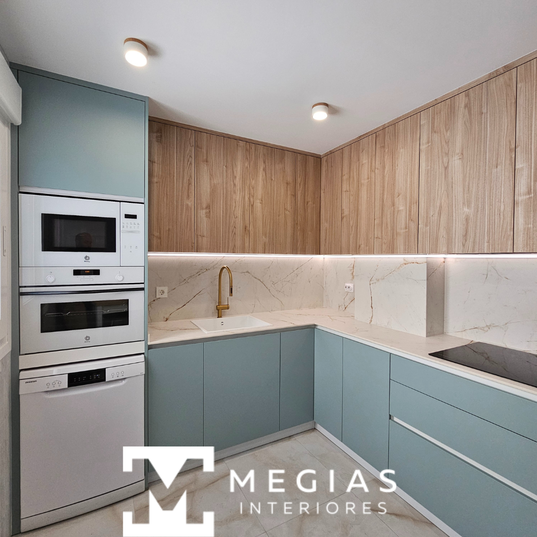 Cocina en color agua marina y madera con reforma