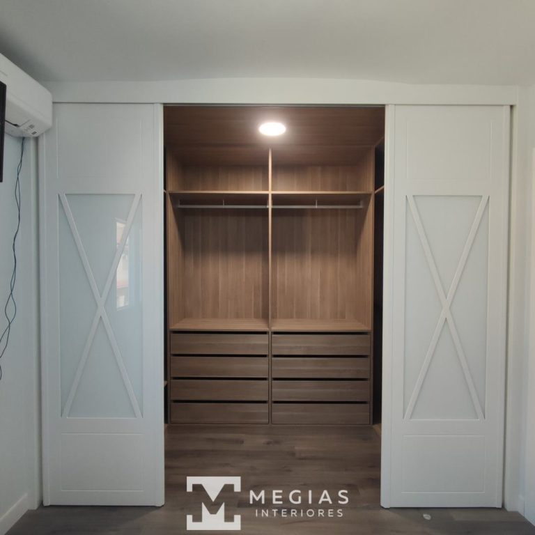 Vestidor con puertas correderas modelo aspa