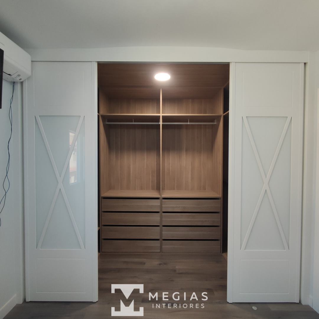 Vestidor con puertas correderas modelo aspa