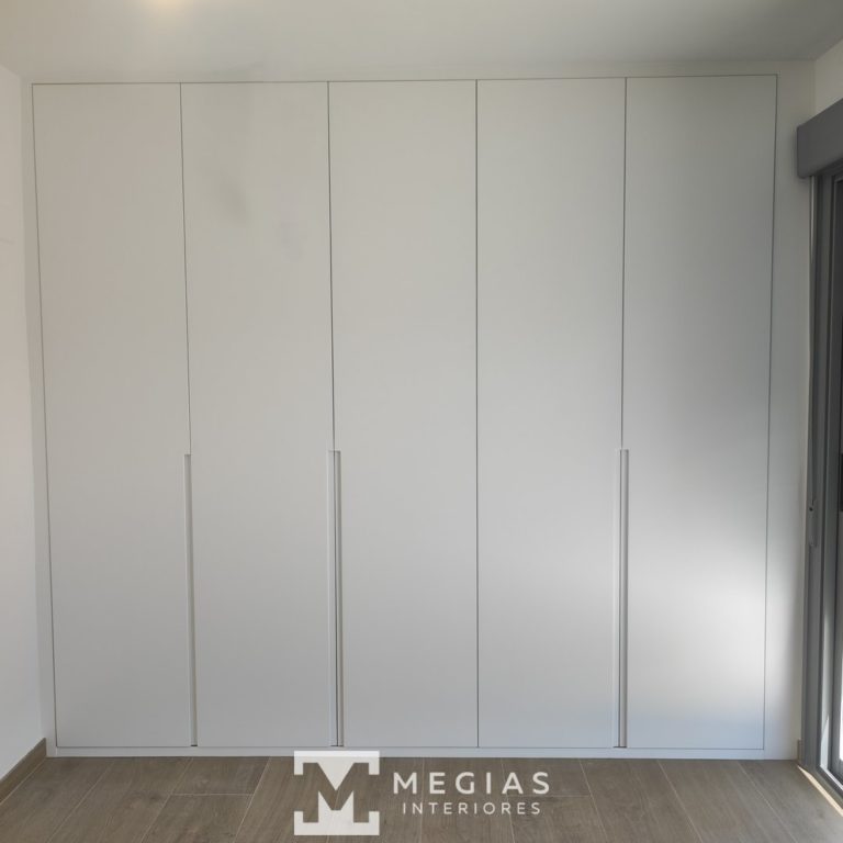 Armario puertas abatibles lacado blanco mate con tirador integrado