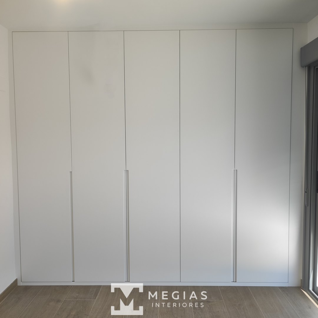 Armario puertas abatibles lacado blanco mate con tirador integrado