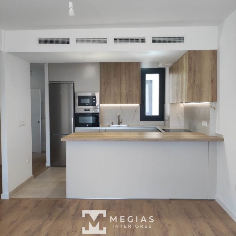 Cocina abierta a salón con peninsula