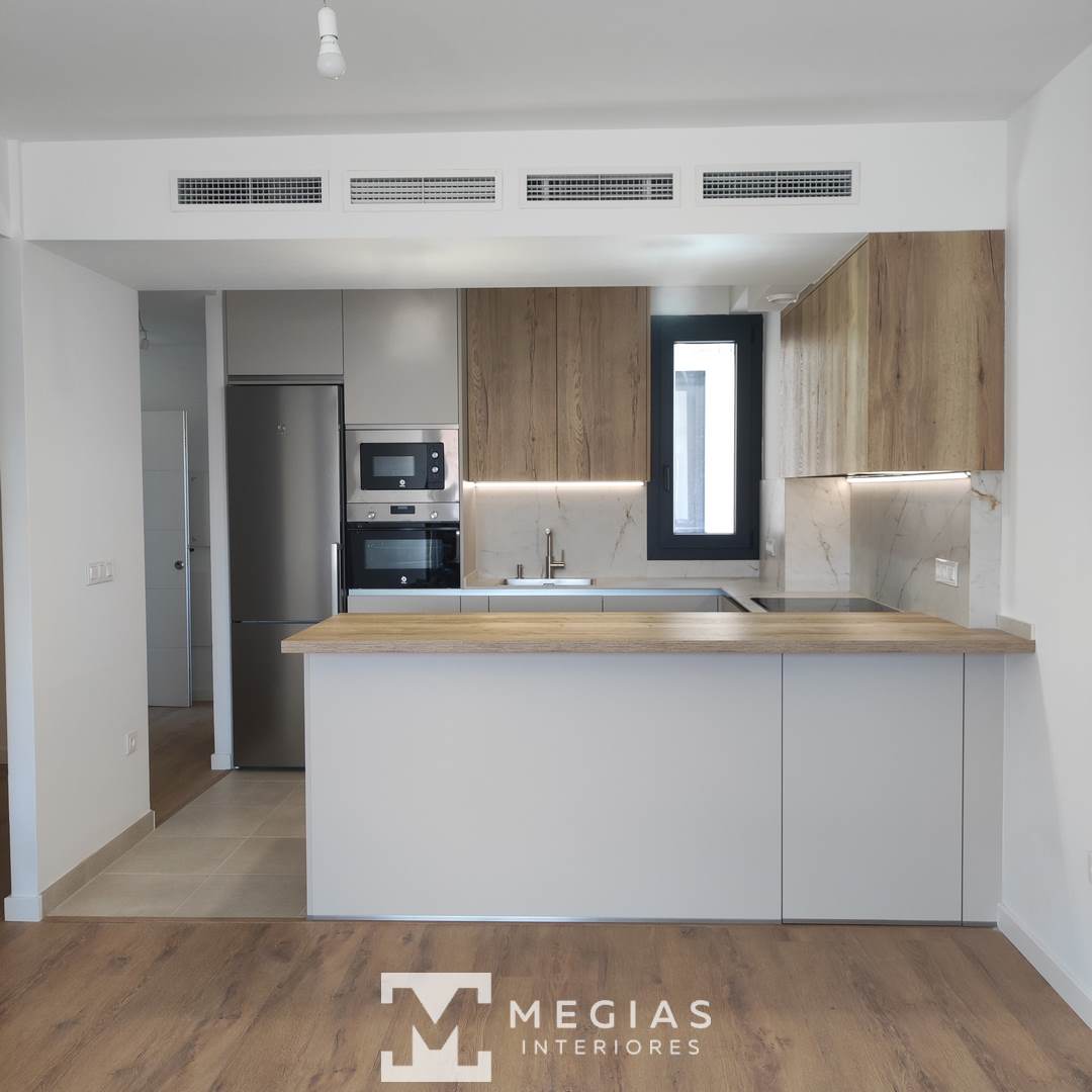 Cocina abierta a salón con peninsula