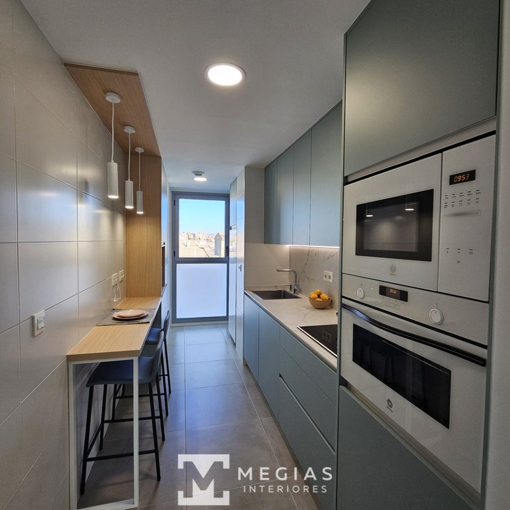 Cocina lineal estrecha con barra y taburetes