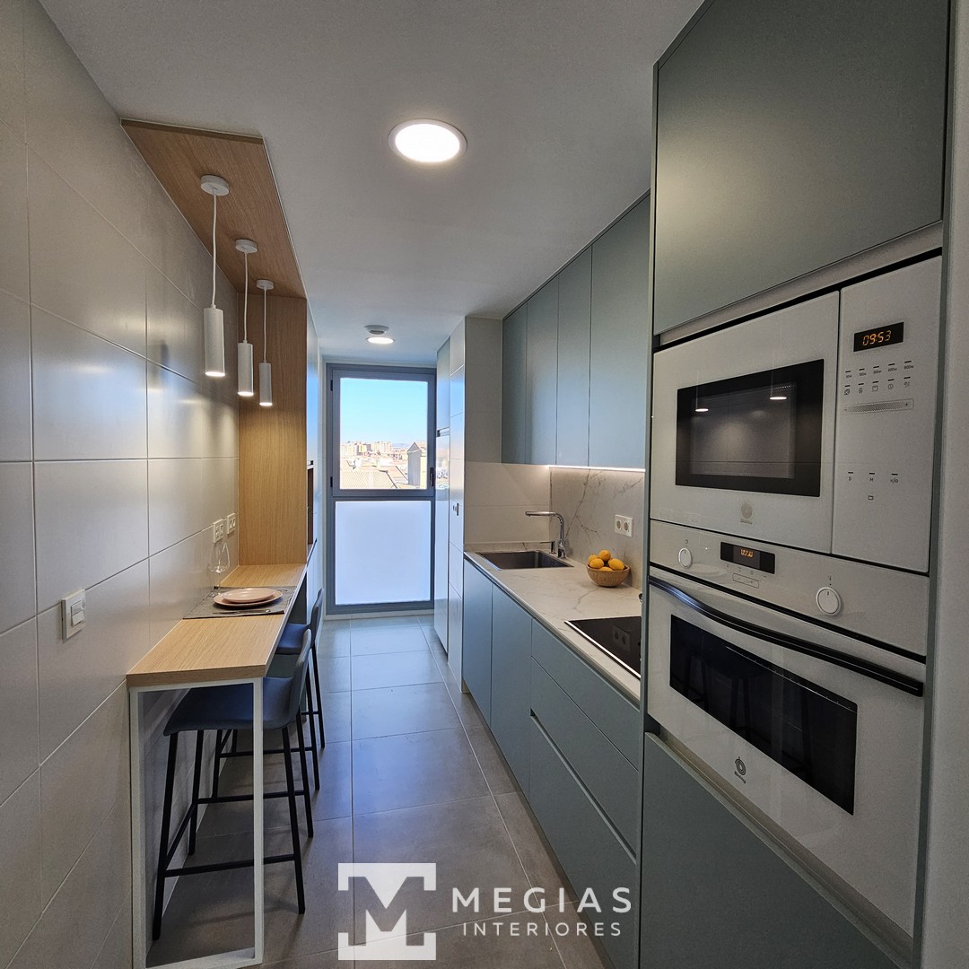 Cocina lineal estrecha con barra y taburetes