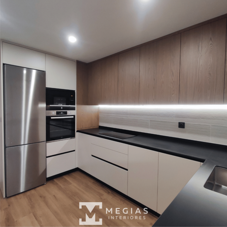 Cocina en madera oscura y color crema